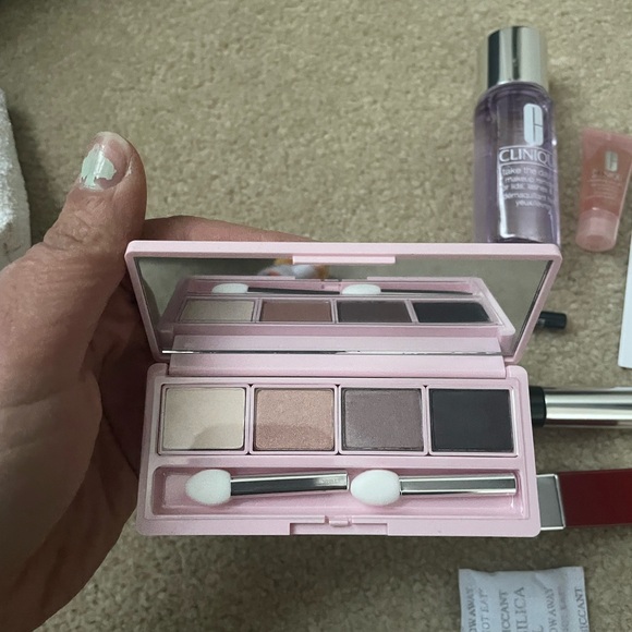 6 Clinique items in an elegant bag - Picture 5 of 6